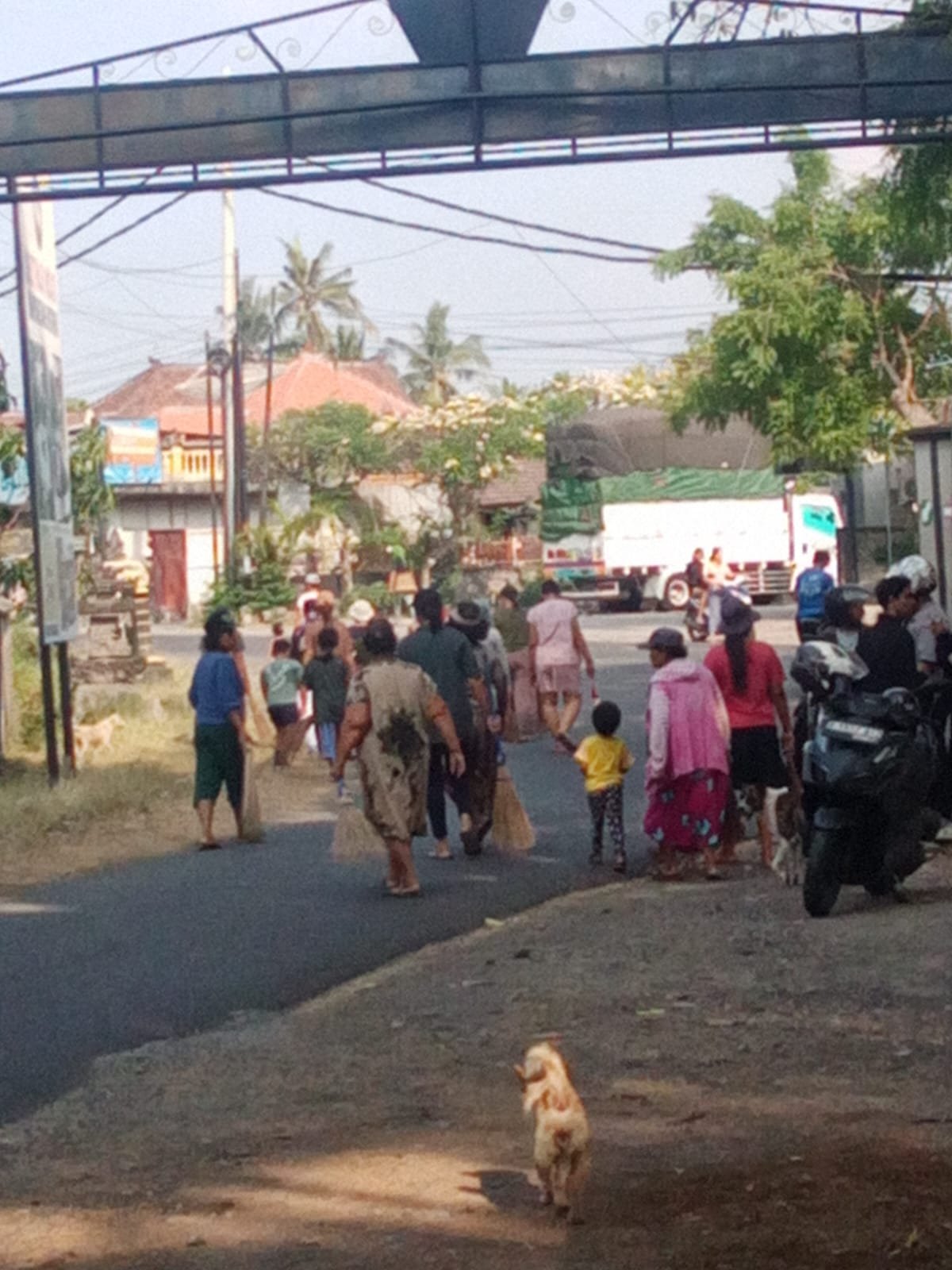 Emak-Emak SPDK Karangrintis Gelar Aksi Bersih Lingkungan Rutin, Perkuat Kebersamaan Warga