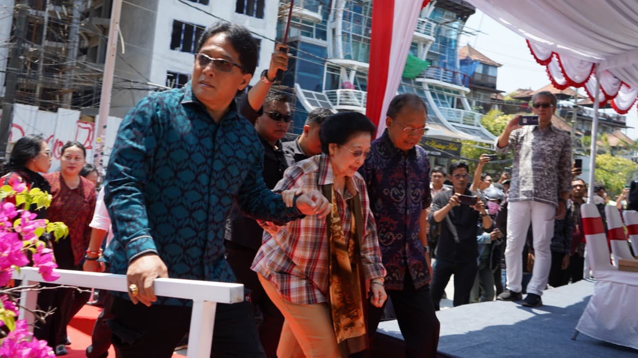 Megawati Tinjau Abrasi Pantai Kuta, Minta Penanganan Terpadu Berbasis Riset dan Kearifan Lokal
