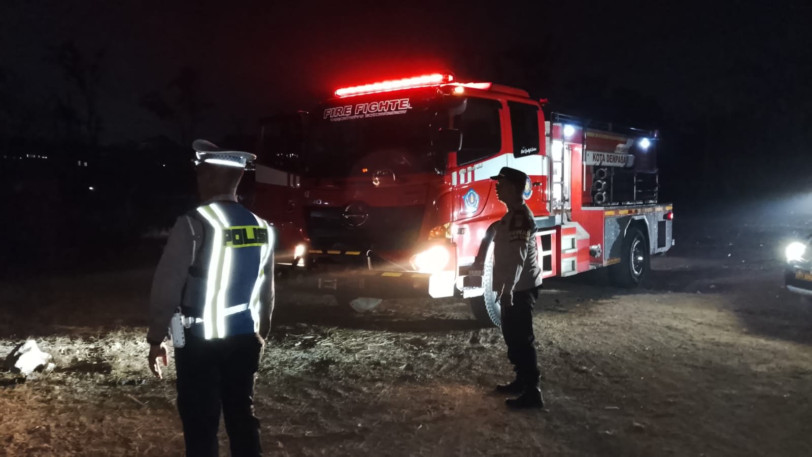 Api Lahap Tumpukan Alang-Alang di Pantai Biaung, Polsek Dentim dan Damkar Bergerak Cepat