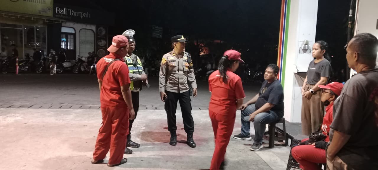 Lonjakan Kebutuhan BBM Picu Antrean Panjang di Denpasar Timur, Polsek Dentim Kawal 13 SPBU
