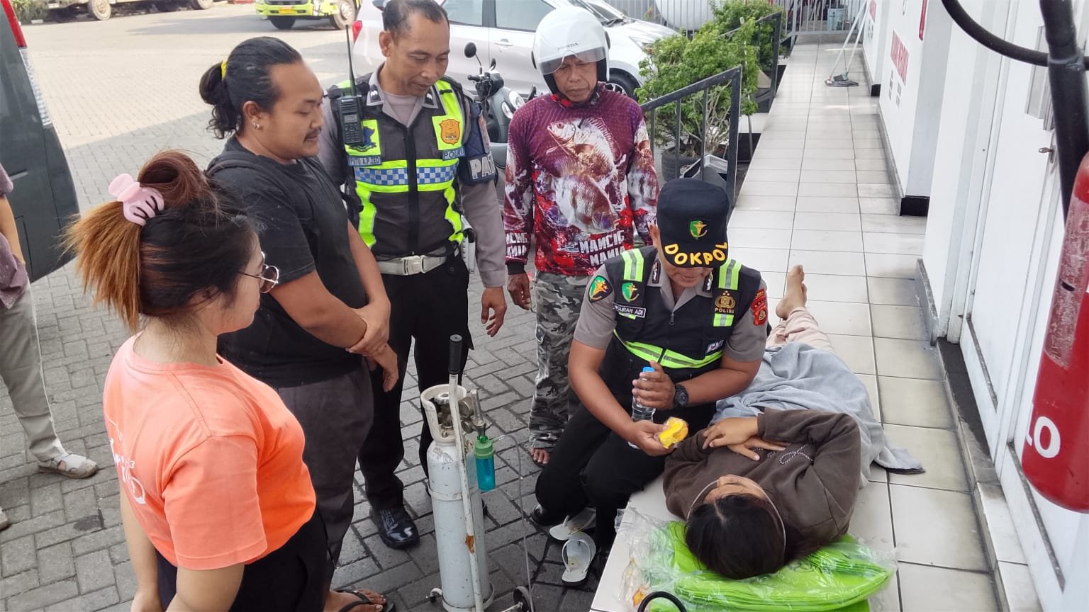 Respons Cepat Sidokkes Polres Jembrana, Perempuan Alami Kejang Saat Antre BBM Dievakuasi ke Rumah Sakit
