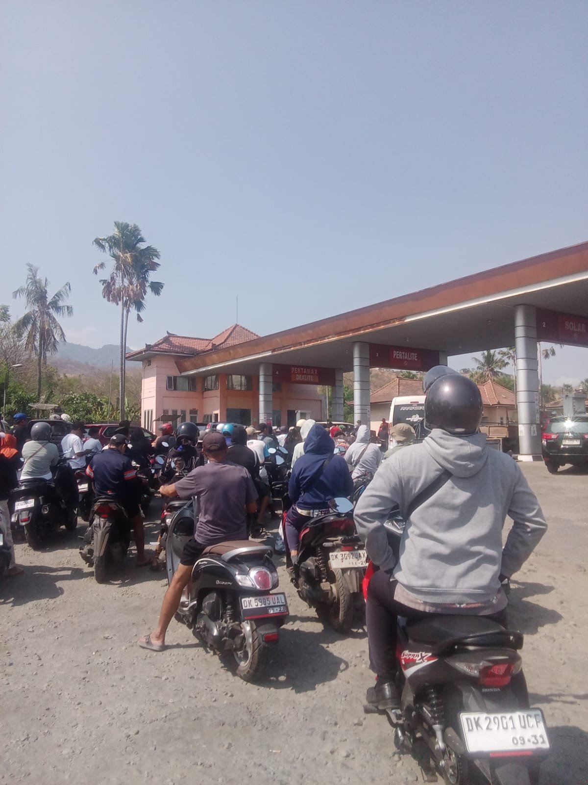 ANTREAN BBM MENGULAR DI PEMUTERAN DAN MUSI, WARGA KELUHKAN SULITNYA MENDAPATKAN BBM