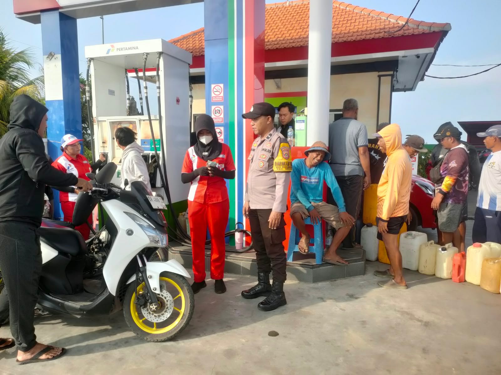 Polres Jembrana Hadir di Tengah Antrean BBM, Bhabinkamtibmas Imbau Warga Tetap Tertib dan Sabar