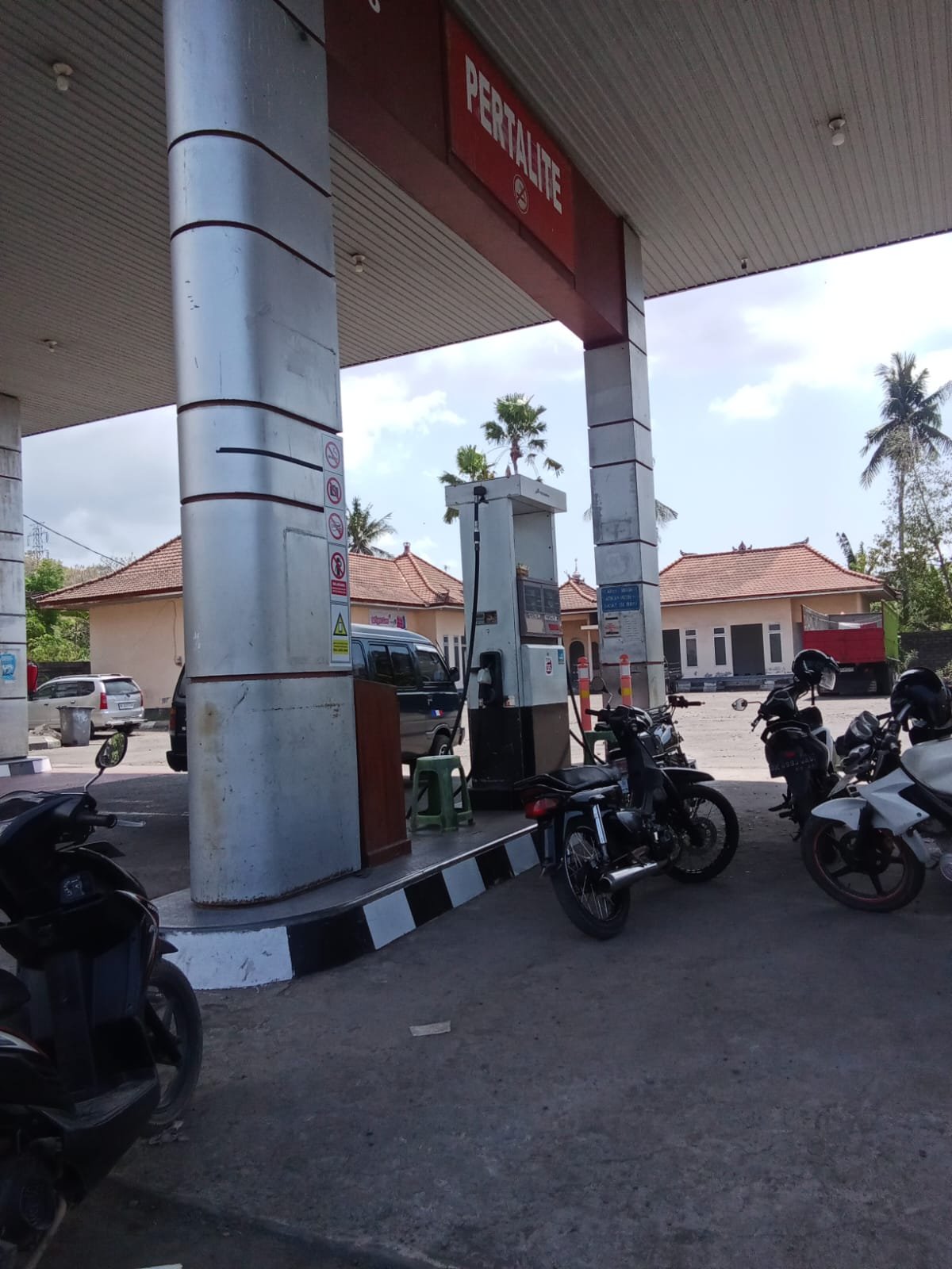 BBM Habis, SPBU Pemuteran Tutup Sejak Pukul 13.30 WITA, Antrean Kendaraan Masih Terlihat