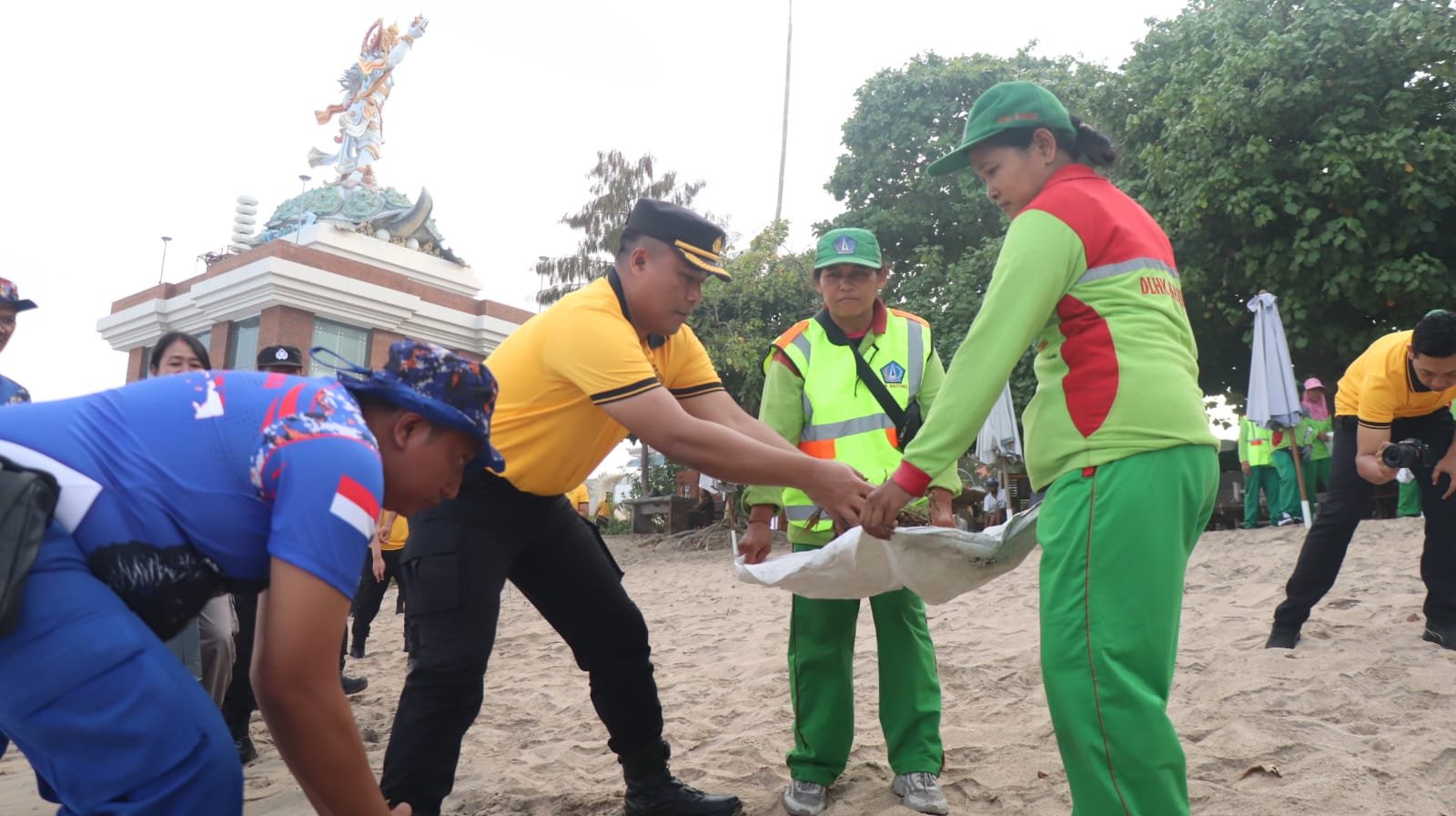 Dukung Green Policing, Polresta Denpasar Bersama Masyarakat Gelar Aksi Bersih Pantai di Kuta