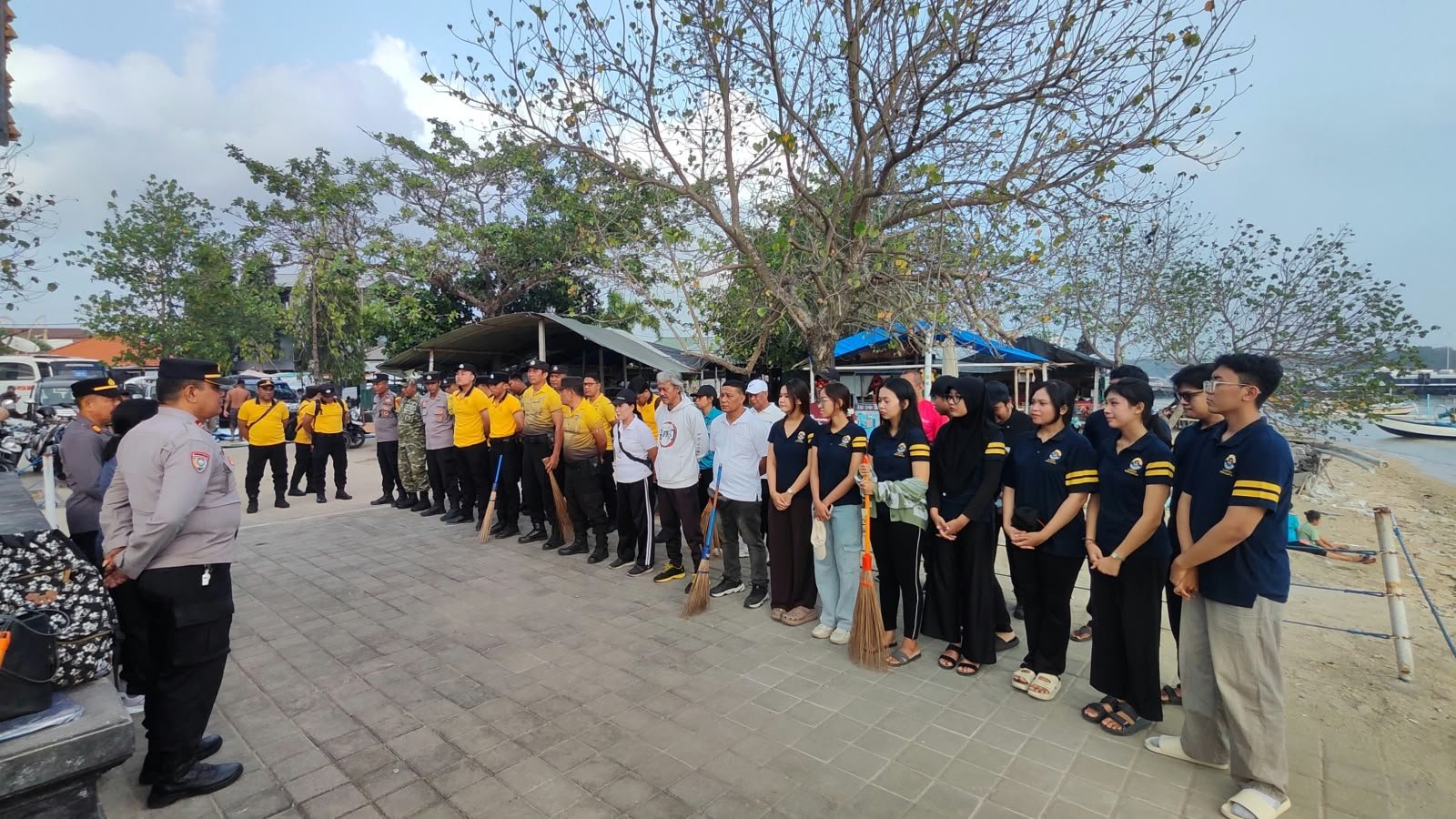 Dukung Green Policing, Polsek Denpasar Selatan Gandeng Mahasiswa Unud dan Warga Bersihkan Pantai Melasti Serangan