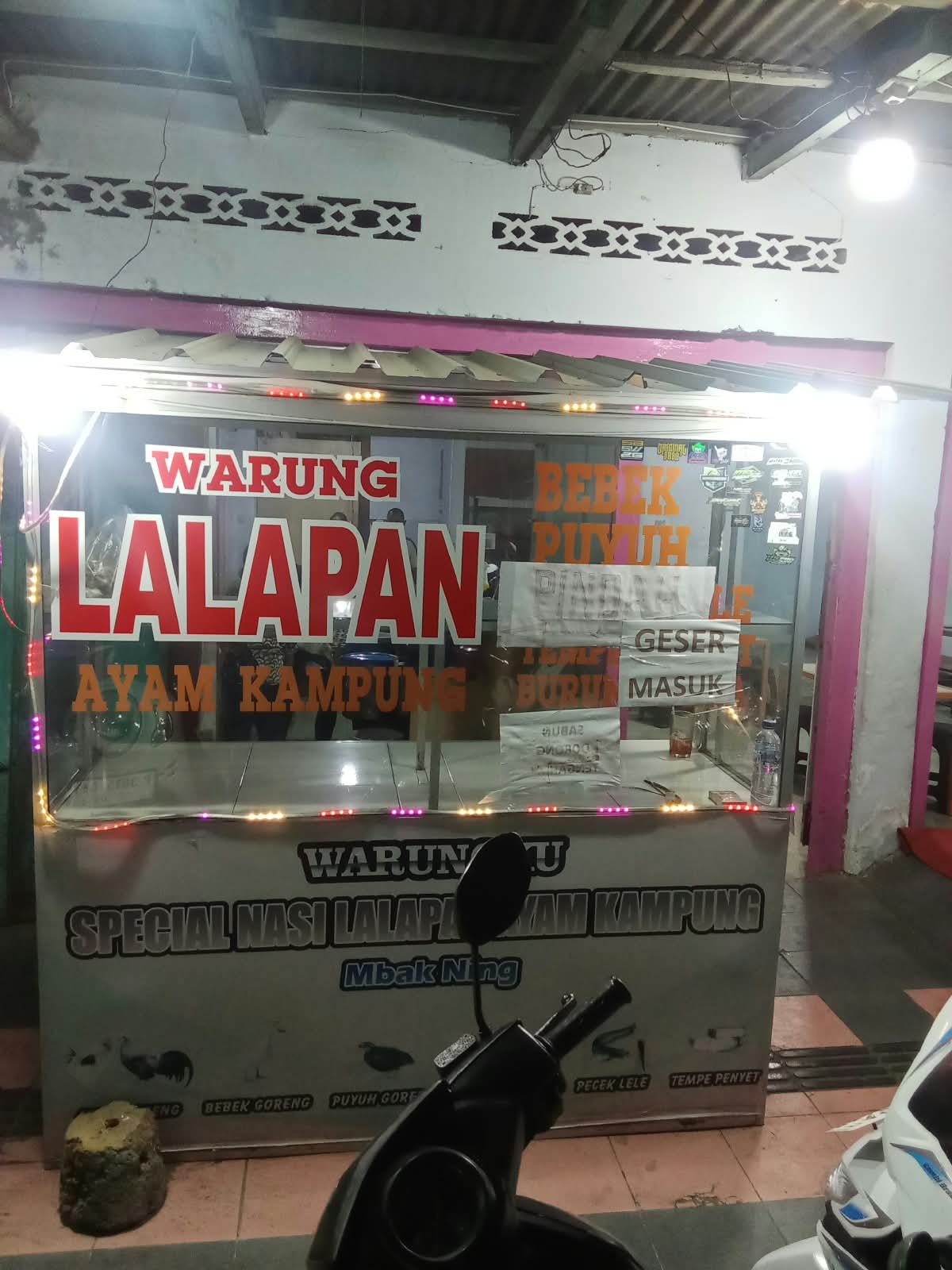 Singgah di Kota Srono, Warungku Mbak Ning Tawarkan Lalapan dengan Harga Bersahabat