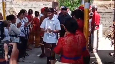 Wabup Buleleng Hadiri Upacara Pediksan Jro Mangku Nengah Buda Arsana di Gerokgak