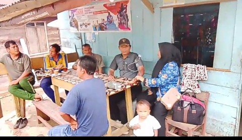 Cegah Dampak Kabut Asap, Nakes Desi Sitompul Rutin Cek Kesehatan Warga Ulumamis